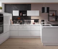 Cuisine moderne chic en U couleur blanc cristal plan de travail blanc mat et crédence marbré