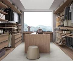 Dressing Chic Personnalisable avec Portes Coulissantes et Îlot Central | Bois et Verre Élégante
