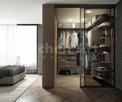 Dressing moderne d'Angle avec Portes Coulissantes en Verre Sombre | Luxe et Rangement Optimal - 2