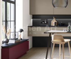 Cuisine ouverte chic avec îlot central au façades mates de couleur bordeaux et un coin repas - 2