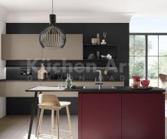Cuisine ouverte chic avec îlot central au façades mates de couleur bordeaux et un coin repas - 3