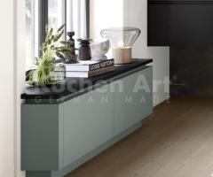 Cuisine ouverte chic avec îlot central au façades mates de couleur vert eucalyptus et un coin repas - 3