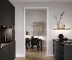 Cuisine avec îlot en bois chêne fin noir et surfaces en pierre naturel avec tiroirs a l'anglaise - 4