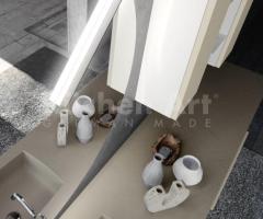 Salle de Bain chic avec Éléments Hauts Inclinés avec façades en bois et Plan en Minéral-marbre - 8