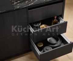 Cuisine avec îlot en bois chêne fin noir et surfaces en pierre naturel avec tiroirs a l'anglaise - 6