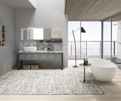 Salle de Bain Moderne avec Éléments Métalliques et Finitions Chic