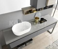 Salle de Bain Moderne avec Éléments Métalliques et Finitions Chic - 2
