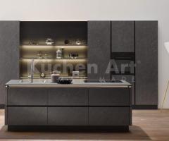 Cuisine contemporaine avec îlot et facades en pierre naturelle au surfaces en bois Noyer sombre