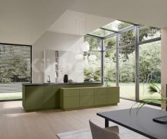 Cuisine moderne avec îlot couleur Vert Olive Intense au design minimaliste et finitions mates