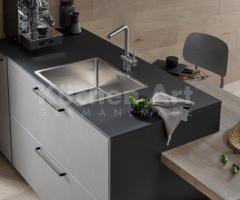 Cuisine Moderne en Acier Brossé au Design Industriel avec Surfaces en Métal et Étagères Ouvertes - 2
