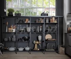 Cuisine Moderne en Acier Brossé au Design Industriel avec Surfaces en Métal et Étagères Ouvertes - 4