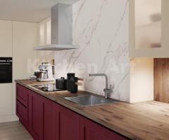 Cuisine Rouge Bordeaux & Crème avec un Plan de Travail en Bois et Mur en Marbre - 2