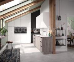 Cuisine moderne en Chêne d'Été Gris Argenté avec Surfaces Blanc Brillant et Design Léger