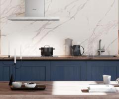 Cuisine Rustique en bois : Teintes bleu Océan et Crème-Magnolia avec céramique effet marbre blanc - 3