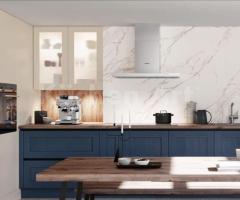 Cuisine Rustique en bois : Teintes bleu Océan et Crème-Magnolia avec céramique effet marbre blanc - 4