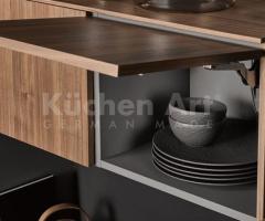 Cuisine en Noyer foncé avec Îlot Noir Mat : Design Minimaliste