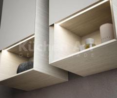 Salle de Bains contemporaine : Élégance Naturelle avec Vasque et Miroir Éclairé - 4