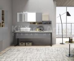 Salle de Bains moderne : Élément Métallique et Modules en Laqué Gris - 2