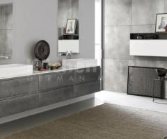 Salle de bains contemporaine sans poignées | Façades en métal laqué et lavabo céramique