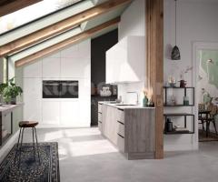 Cuisine sur mesure en Chêne Argenté et Blanc Polaire : Élégance Moderne - 2