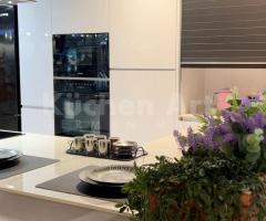 Cuisine Moderne blanche en U avec Plan de Travail Céramique Marbré | Design Épuré - 4