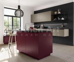 Cuisine moderne bordeaux et sable – PORTO-GL avec îlot central