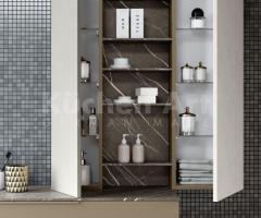 Salle de bains élégante avec éléments hauts et miroir magnétique – Design raffiné et structuré - 5