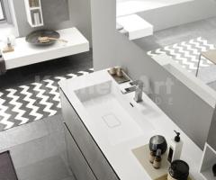 Salle de bains grise en HPL Unicolor | Vasque blanche intégrée & design contemporain - 5