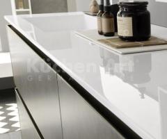 Salle de bains grise en HPL Unicolor | Vasque blanche intégrée & design contemporain - 6