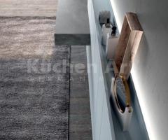 Salle de bains contemporaine avec plan effet pierre noire et rangements bleu glacier - 3