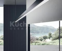 Salle de bains contemporaine avec plan effet pierre noire et rangements bleu glacier - 6