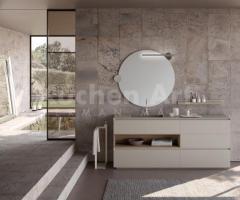 Salle de bains minimaliste effet Calacatta en laque avec compartiments ouverts - 7
